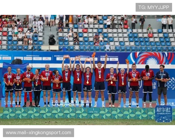 飞盘比赛选手被飞盘砸中仍稳接下一球